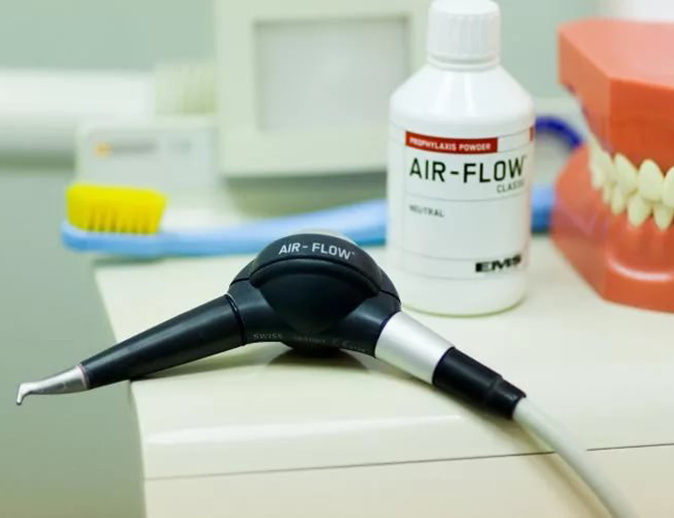 Air flow (Аир флоу) - профессиональная чистка зубов.