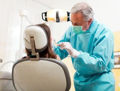 Когда обращаться к врачу, если болит зуб под пломбой?