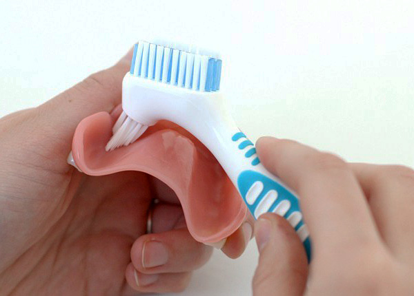 Чистка и уход за съемными протезами для зубов.