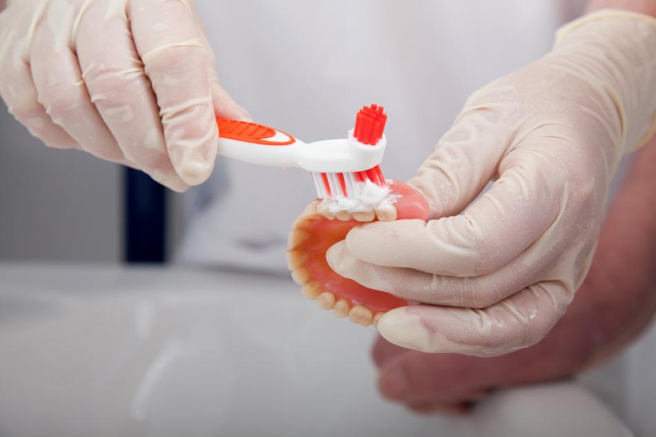 Как часто нужна чистка съемного зубного протеза у стоматолога-ортопеда?